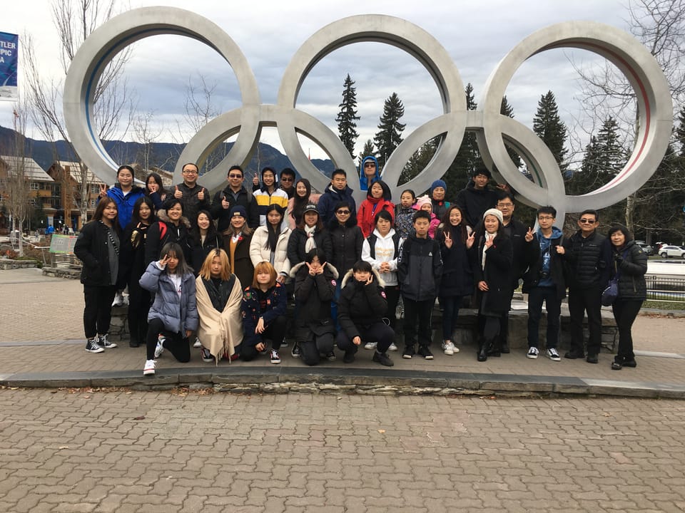 新生命教會會眾出遊時在奧運五環下合照